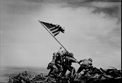 Amerikaanse soldaten hijsen de vlag op Mount Suribachi in 1945